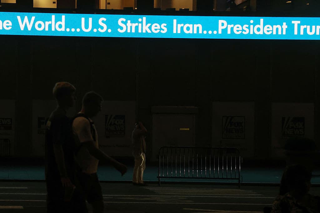 Después de un día de fiesta familiar, del que según 
<b>estimados del Departamento de Policía de Nueva York (NYPD)</b> 
<b>participaron cerca de 30,000 personas</b>, pasadas las 8:00 de la noche del sábado, las pantallas tecnológicas 
<b>en la zona de Times Square, en Manhattan</b>, comenzaron a reportar 
<b><a href="https://www.univision.com/noticias/politica/eeuu-ataca-iran-trump" target="_blank">el ataque estadounidense a Irán</a></b>.