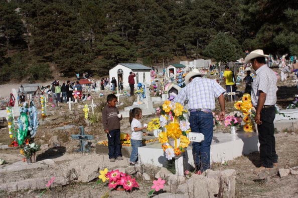 Muchas actividades tradicionales pueden ponerlo en mayor riesgo de exposición al coronavirus. Y aunque la ciudad de San Antonio inició la tercera fase de reapertura, los eventos especiales en los parques están permitidos con una asistencia máxima de 250 hasta diciembre de 2020. 
<br>
<br>Esto cambiaría el Día de Muertos en San Antonio y la tradicional manera de celebrarlo entre miles de personas en el Paseo del Río. 
<br>
<br>