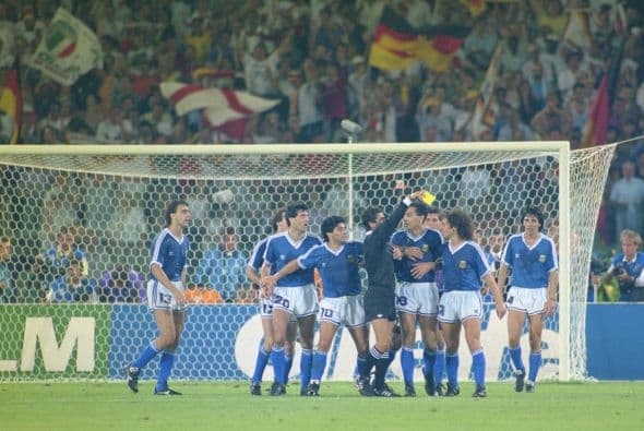EDGARDO CODESAL.- Es un ex árbitro de fútbol mexicano. Durante el partido de la final entre Alemania y Argentina en el 90, no concedió un penal a Alemania y a Argentina, mostró dos tarjetas rojas para los argentinos Pedro Monzón (en el minuto 65) y Gustavo Dezotti (en el minuto 87). Además concedió un controvertido penal inexistente realizado por Roberto Sensini al delantero Jurgen Klinsmann de Alemania en el minuto 84 de juego, convertido en gol por Andreas Brehme. Esto le dio el triunfo a su selección.