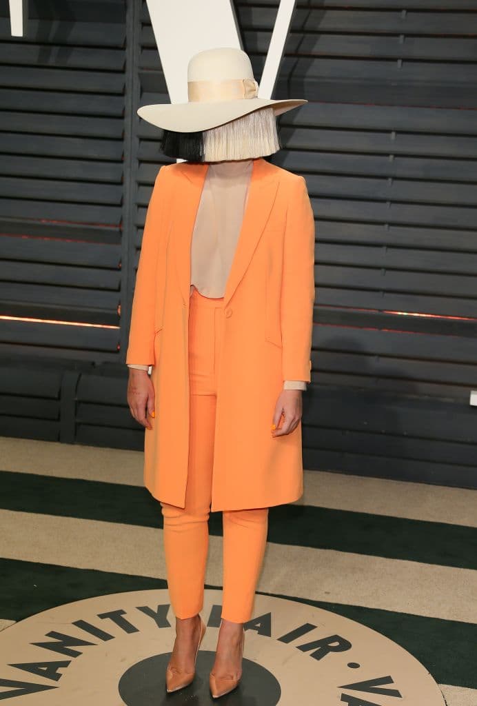 En mayo pasado la cantante 
<b><a href="https://www.univision.com/temas/sia" target="_blank">Sia</a></b> contó en una entrevista el programa 
<a href="https://www.youtube.com/watch?time_continue=31&v=D-2yuqN-4XI&feature=emb_logo" target="_blank">'Morning mash up de SiriusXM- Rm'</a> que se había convertido en 
<b>madre por partida doble a los 43 años</b>.
<br>