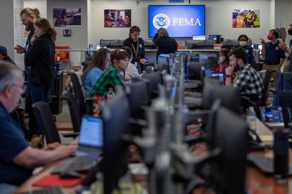 Florida demanda a FEMA por violación de derechos civiles tras huracanes y favoritismo político