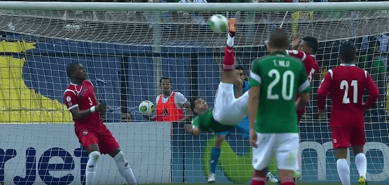 En el Hexagonal Final de las Eliminatorias rumbo a Brasil 2014 se enfrentaron México y Panamá en el Estadio Azteca y Raúl Jiménez marcó este tremendo gol de chilena para darle la victoria al Tri 2-1.