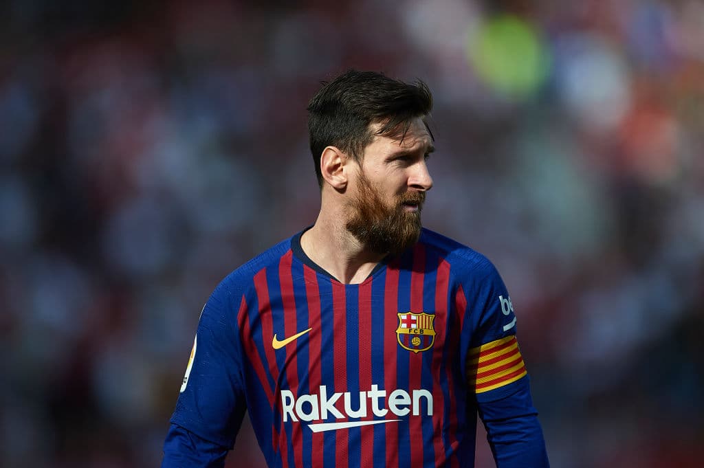 Lionel Messi fue condenado a 21 meses de cárcel por defraudar por 4,6 millones de dólares en España, por los derechos de su imagen entre 2007 y 2009. Pagó una multa de más de $280,000 dólares y le sustituyeron la pena.