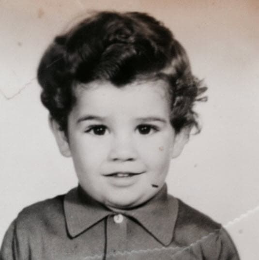 Los hijos más pequeños de Biby y Eduardo son igualitos a su papá, basta con ver esta foto del cantante cuando era pequeño para notarlo.
