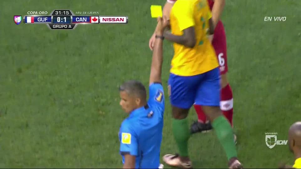 Tarjeta amarilla. El árbitro amonesta a Sloan Privat de French Guiana