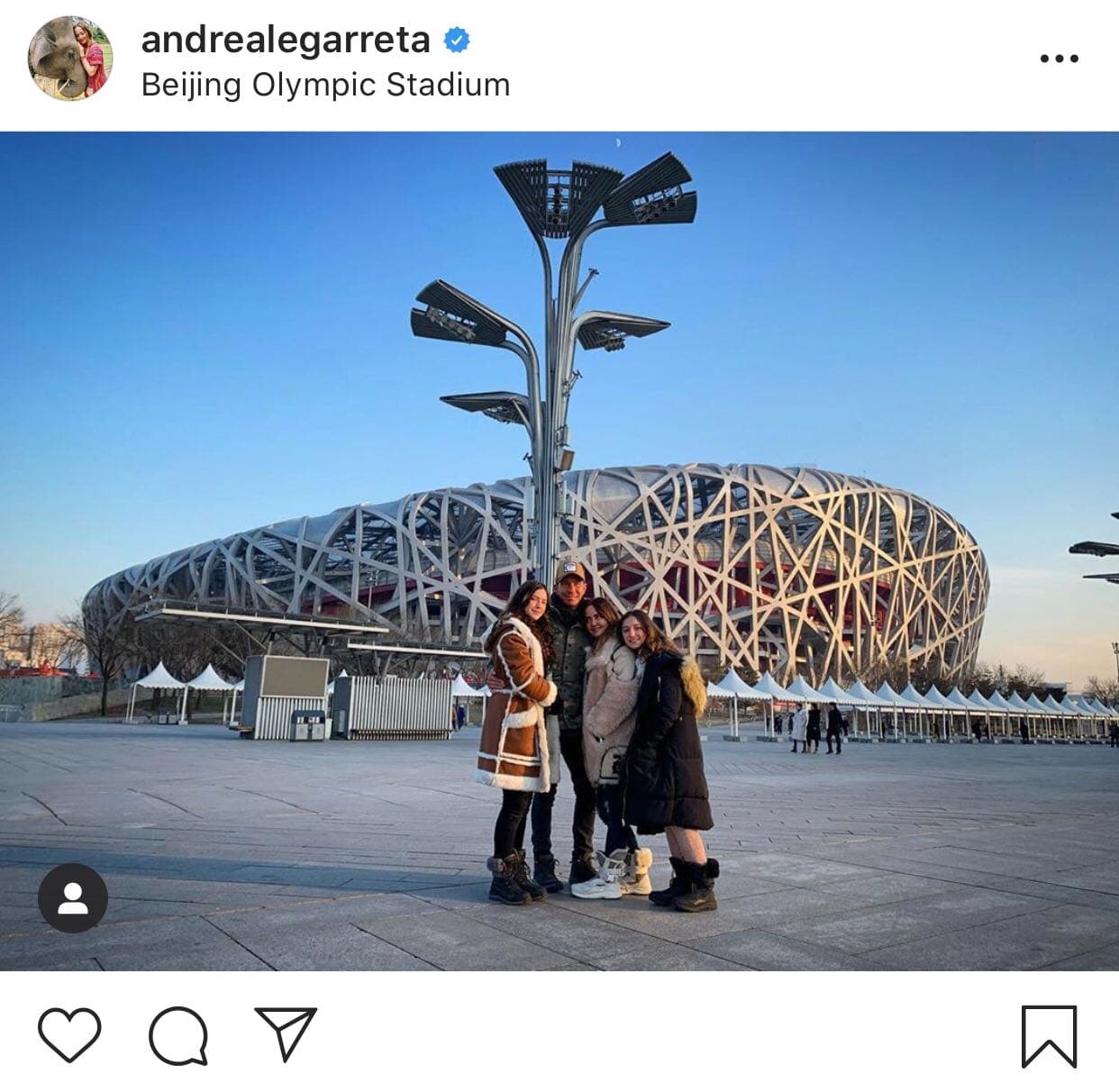 La conductora declaró que esto es totalmente falso, y que tanto ella, como su esposo Erik Rubín y sus hijas 
<b><a href="https://www.univision.com/shows/hoy/estas-fotos-de-las-hijas-de-andrea-legarreta-te-haran-derretir-de-ternura-fotos#dbdb860d0001">Mia y Nina Rubín</a>, </b>se encuentran bien.
<br>