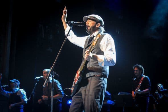 4. ¿Sabes cuándo firmó su primer contrato discográfico? Fue en el año de 1984.