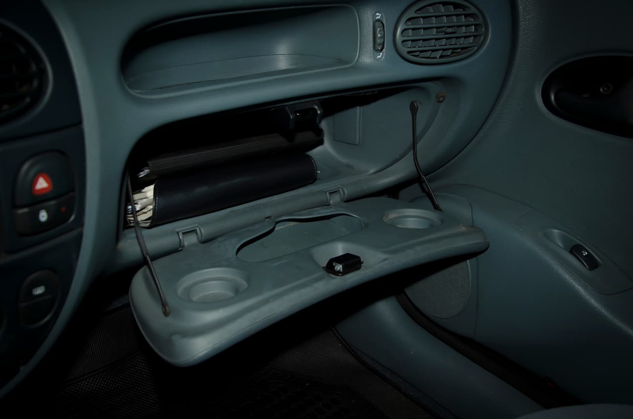 <b>Usa la guantera del coche</b>
<br>Artículos como celulares, llaves, monedas, gafas de sol, plumas, reproductores de música, deben de ir guardadas en la guantera o consola central. En el caso del celular no se trata de estar incomunicado, pero si el vehículo cuenta con función Bluetooth y comandos de voz, el dispositivo puede permanecer lejos del alcance del conductor.