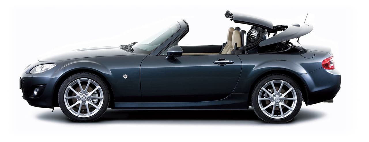 <b>Tercera Generación NC (2005 – 2015)</b>
<br>Uno de los mayores méritos de la tercera generación del Miata es su techo eléctrico removible, el cual puede ser plegado o desplegado en 12 segundos. Una vez plegado, éste no ocupa espacio en el área de carga.