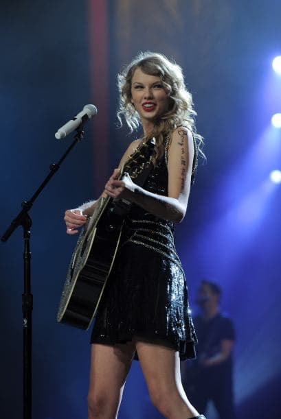 Lo peor es que en redes sociales, los fanáticos latinos se han tomado muy en serio el supuesto apoyo de la rubia al político. Toda clase de mensajes ofensivos le han caído a la pobre intérprete de 'Wildest Dreams'.