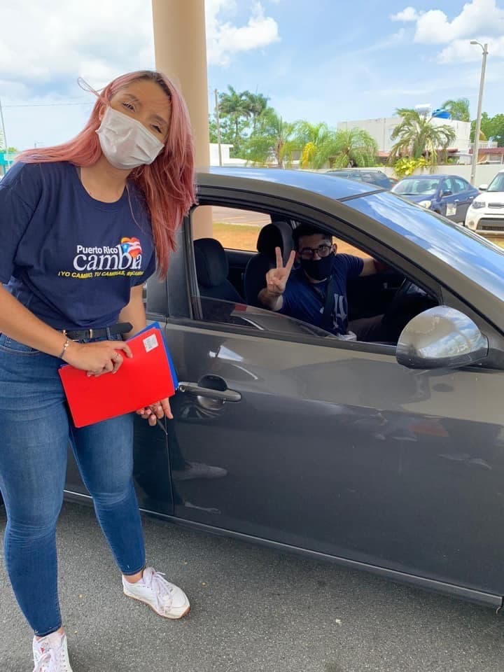 La organización sin fines de lucro y dirigida por jóvenes, Puerto Rico Cambia, creó un servicarro de compras para regarle a familias en necesidad y que las mismas no reciben ayuda del gobierno.