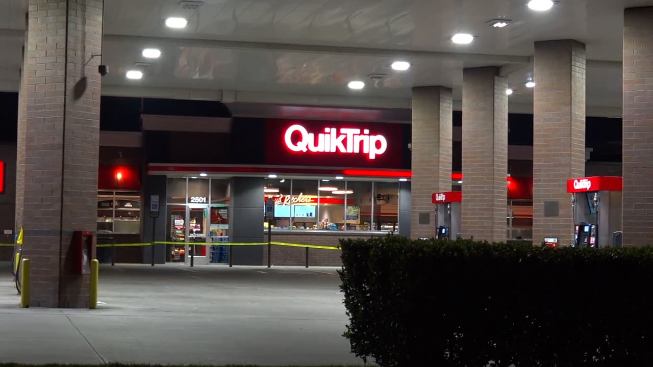 Muere un sospechoso armado en enfrentamiento contra policías en un QuikTrip de Fort Worth