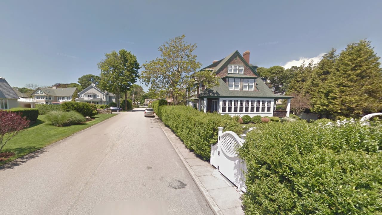 <b>Rhode Island: Narragansett Pier – Obtuvo 65.17 de 100 puntos dentro de las mejores ciudades de clase media para vivir. </b>Se encuentra en el condado de Washington y tiene una población de 3,957. Es famosa por sus hermosas playas en el verano y su gran variedad de restaurantes y bares. También es sede de varios concursos internacionales de deportes acuáticos. 
<br>