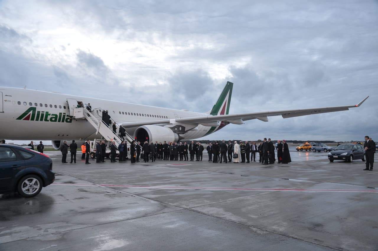 A diferencia de las demás personalidades en esta lista, El Papa se muestra más que satisfecho con las características que ya trae el avión comercial. Éste cuenta con 20 asientos en la cabina de primera clase y 263 asientos en la clase turista. El pontífice tiene asignada una fila de primera clase para sí mismo, mientras que su personal usa los demás asientos. Así también, es acompañado por periodistas de las principales publicaciones y cadenas de televisión, quienes viajan en la clase turista.