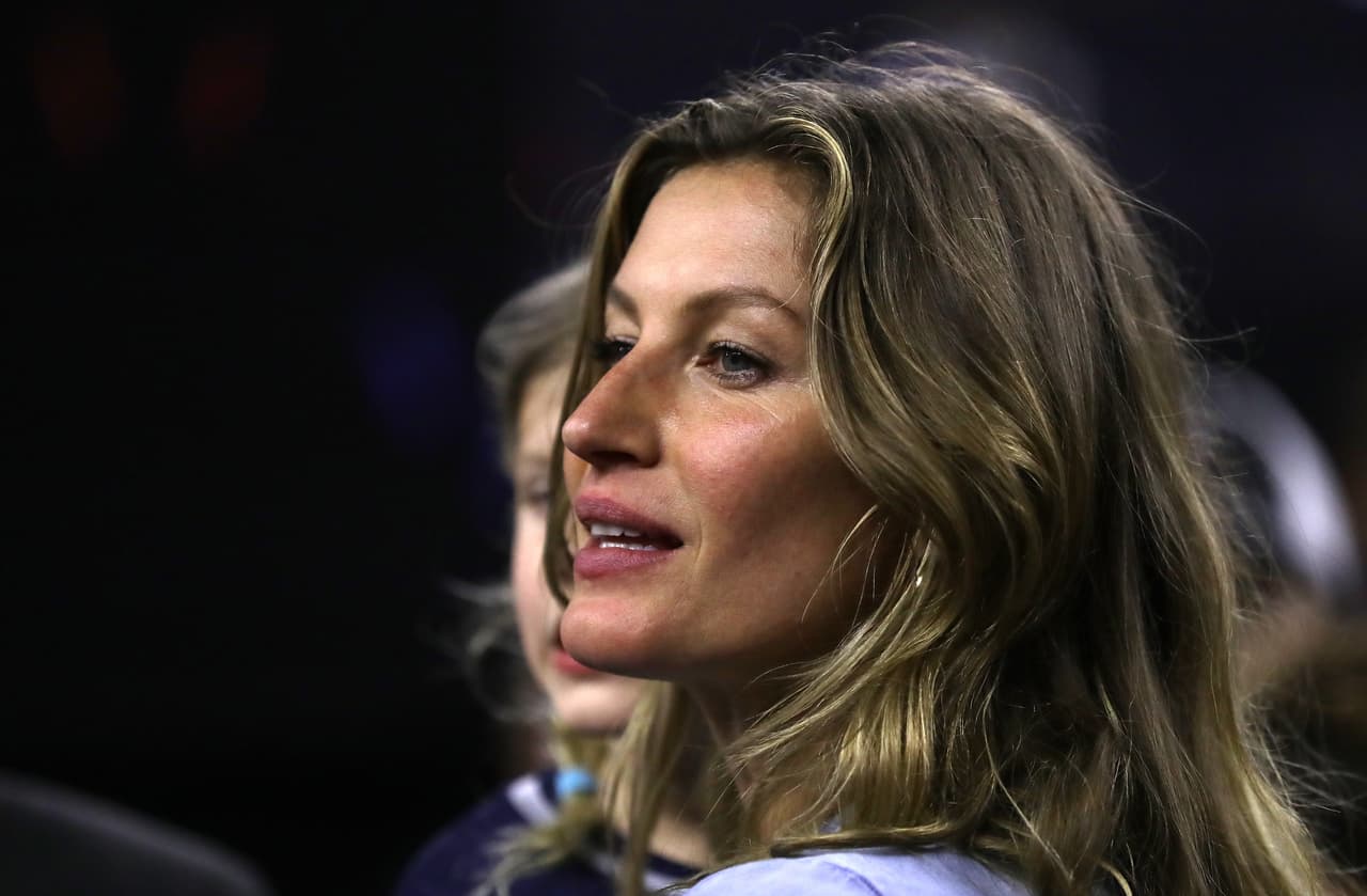 A lo largo del partido, las reacciones de Gisele fueron capturadas, entre ellas su celebración estilo
<a href="https://www.washingtonpost.com/news/early-lead/wp/2017/02/05/gisele-bundchen-had-a-classic-reaction-to-the-best-super-bowl-ever/?utm_term=.19a39f526794"> 'Jessie Spano'</a> sacudiendo la cabeza de emoción.