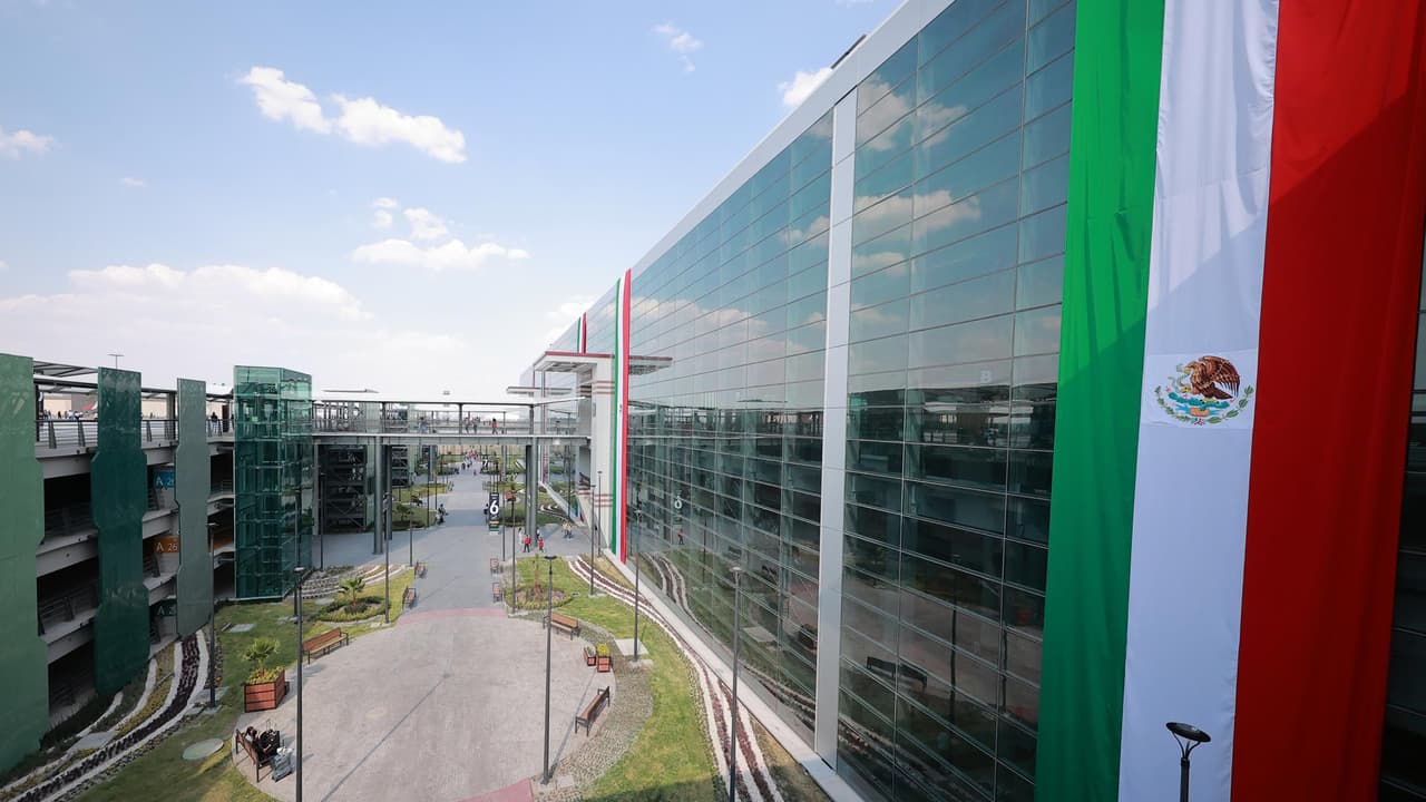 Se trata del Aeropuerto Internacional Felipe Ángeles (Aifa), que reemplaza al Nuevo Aeropuerto Internacional de México (Naim), una obra moderna puesta en marcha por el expresidente Enrique Peña Nieto que fue cancelada tras una consulta propuesta por López Obrador. Esta inauguración ha generado numerosas críticas debido a que no tiene accesos terminados para vehículos, solo cuenta con cuatro aerolíneas funcionando y tiene problemas de conectividad. 
<a href="https://app.prende.tv/envivo/207305?utm_source=univisioncom&utm_medium=referral&utm_campaign=news-promo-november">Puedes ver más noticias gratis en Prende TV aquí.</a>