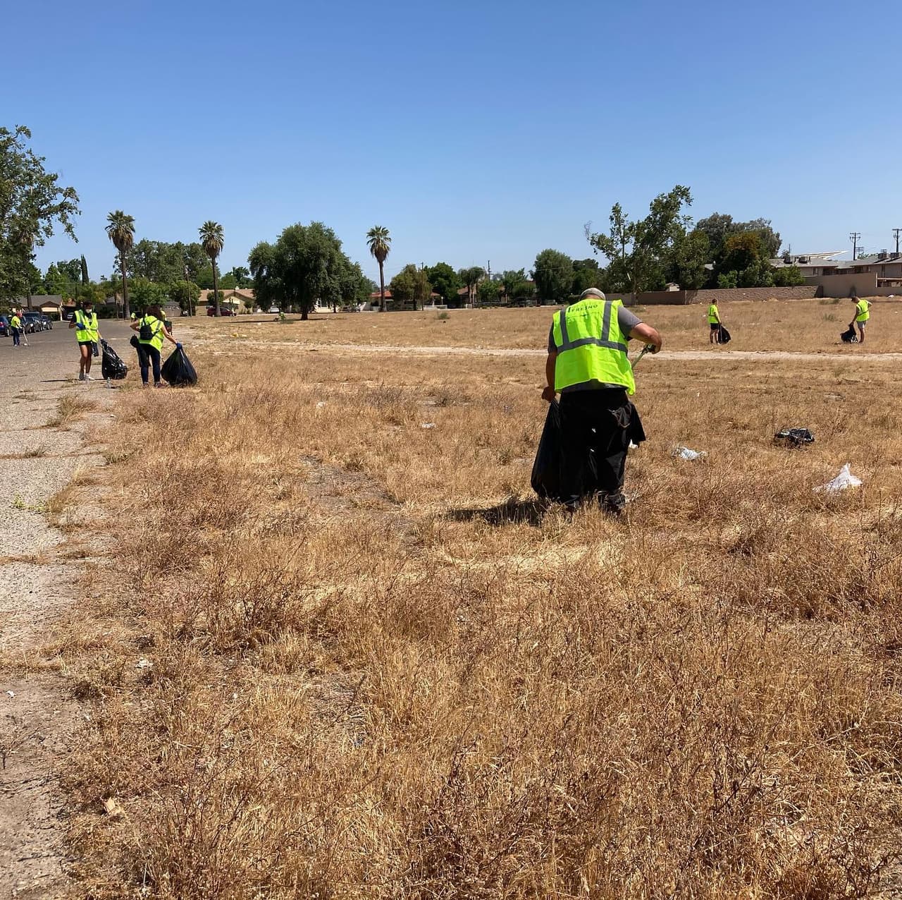 Para más. infomación sobre las limpiezas y el voluntariado para
<b><a href="https://www.beautifyfresno.org/?fbclid=IwAR1WZ6WRMkfT9ch52LfC4wIigBWxu1qZWVOTThtL7hH3SFcPhg2xPlUhHgg" target="_blank"> embellecer la ciudad, puedes revisar aquí. </a></b>