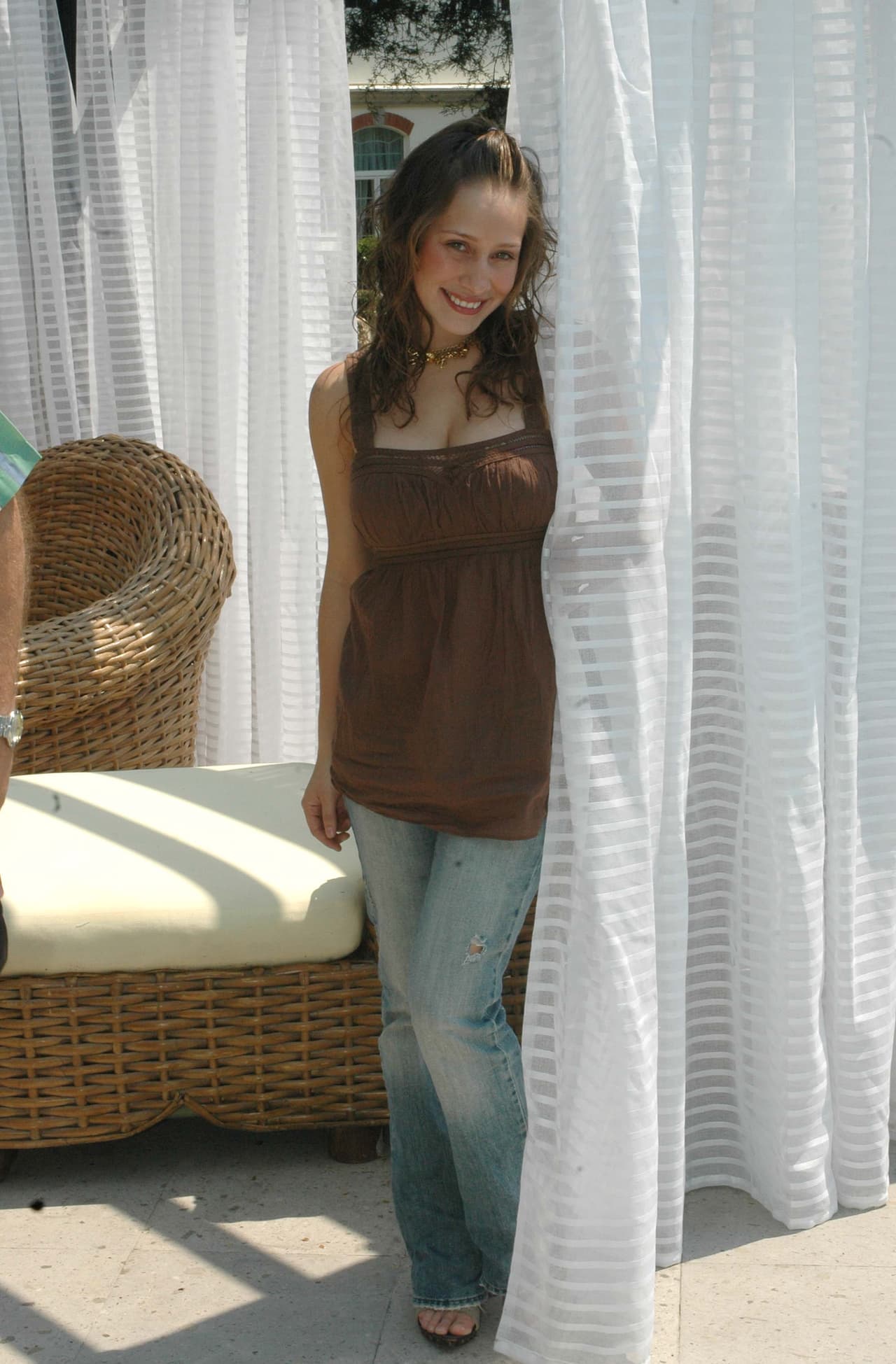 Los 
<b>pantalones acampanados</b> eran un hit a inicios del siglo XXI, posteriormente fueron reemplazados por los famosos ‘skinny jeans’. Aunque esta foto de Gabriela Carrillo, en el set de ‘Muchachitas como tú’ (2007), demuestra que combinaban perfectamente con blusones hasta los muslos.