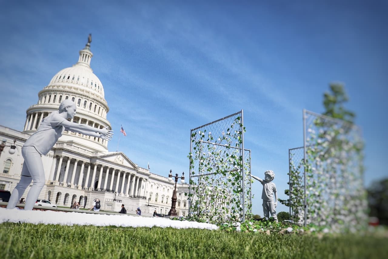 Un niño enjaulado delante del Capitolio les recuerda a los congresistas que aún hay familias separadas