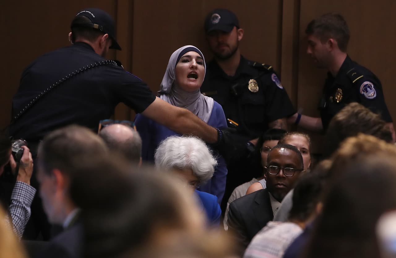 Varios gritaron sus objeciones a la postulación de Kavanaugh, en quien dicen ver una amenaza a los derechos reproductivos de la mujer. En la fotografía la activista Linda Sarsour, en el momento en que fue retirada de la sala.