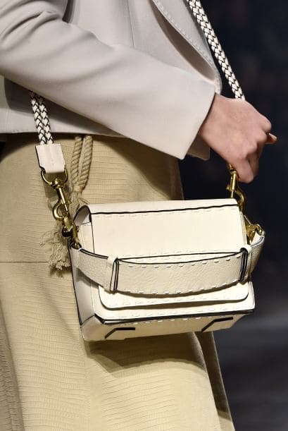 Esta temporada verás el 'crossbody' en muy variados diseños y materiales.