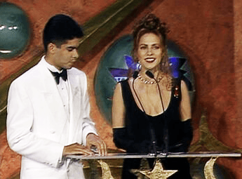 Pero Eduardo no estuvo solo esa noche. La actriz Ana Colchero también fue invitada ese año.