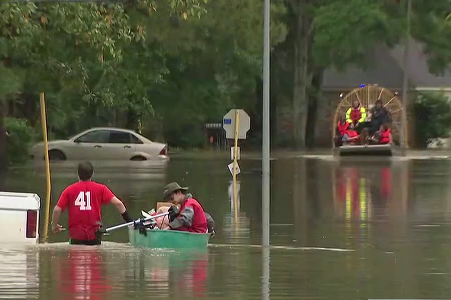 Un vecindario al noroeste de Houston sigue bajo el agua y muchos de sus residentes tuvieron que ser rescatados este miércoles