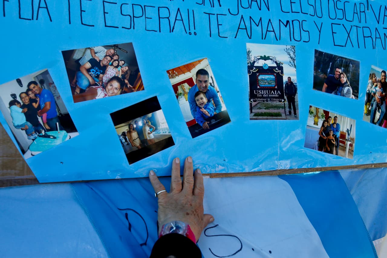 A pesar de que las autoridades no habían tenido nuevos contactos con la tripulación del submarino desde hace ocho días, las familias aún mantenían la esperanza de que la nave sería hallada y de que todos estuvieran vivos. El portavoz de la Armada, Enrique Balbi, explicó que 
<b>las labores de búsqueda continúan</b> y que barcos de distintos países siguen en el lugar. (AP Foto / Esteban Felix)