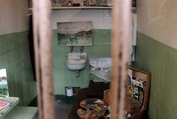 Cuando llegó Al Capone a Alcatraz en 1934, los funcionarios de la prisión dejaron claro que no recibiría ningún tipo de trato preferencial. Mientras cumplía condena en Atlanta, el gánster aún controlaba la mayoría de sus negocios con la compra de los guardias.