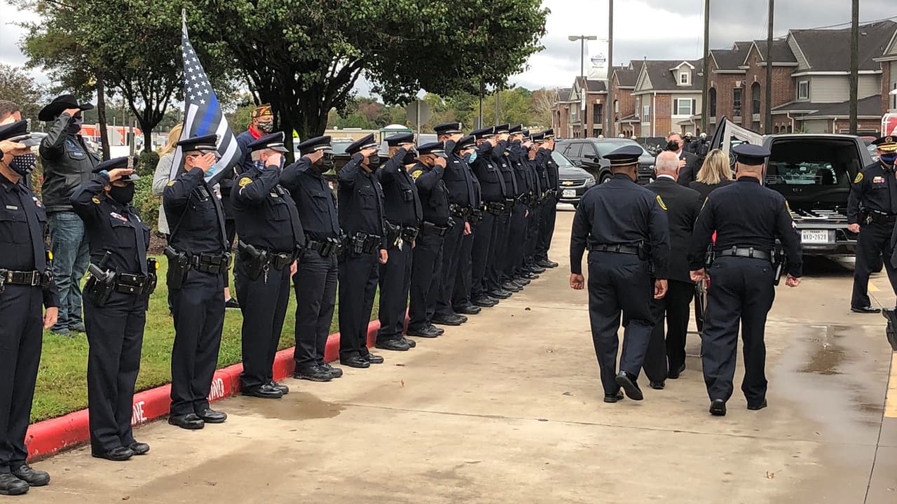 El traslado contó con los honores de parte de los compañeros de Leal, quien fue oficial de HPD por más de 30 años.