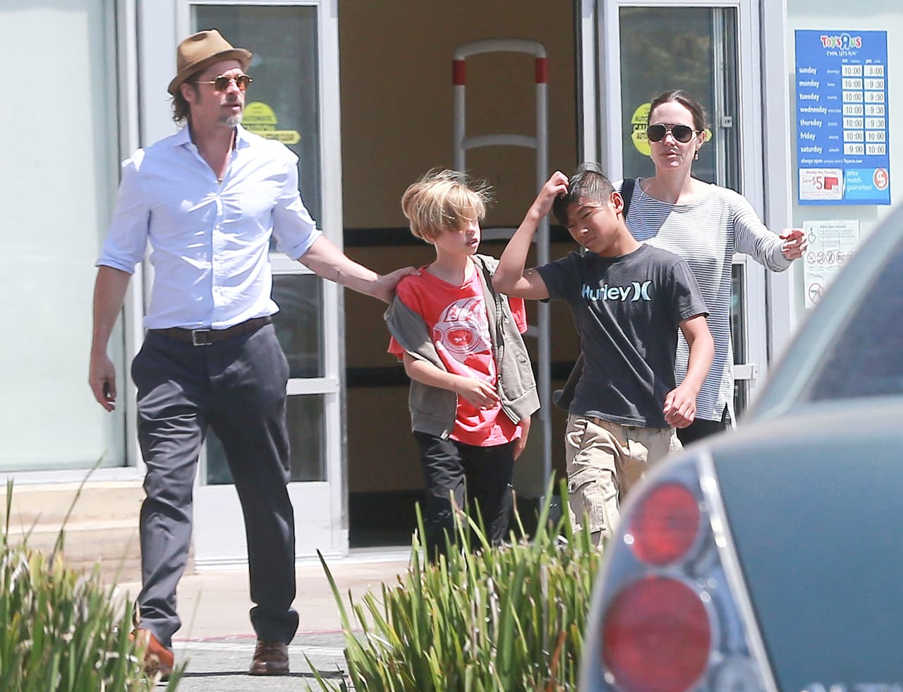 Angie, Brad, Pax y Shiloh salieron de compras.