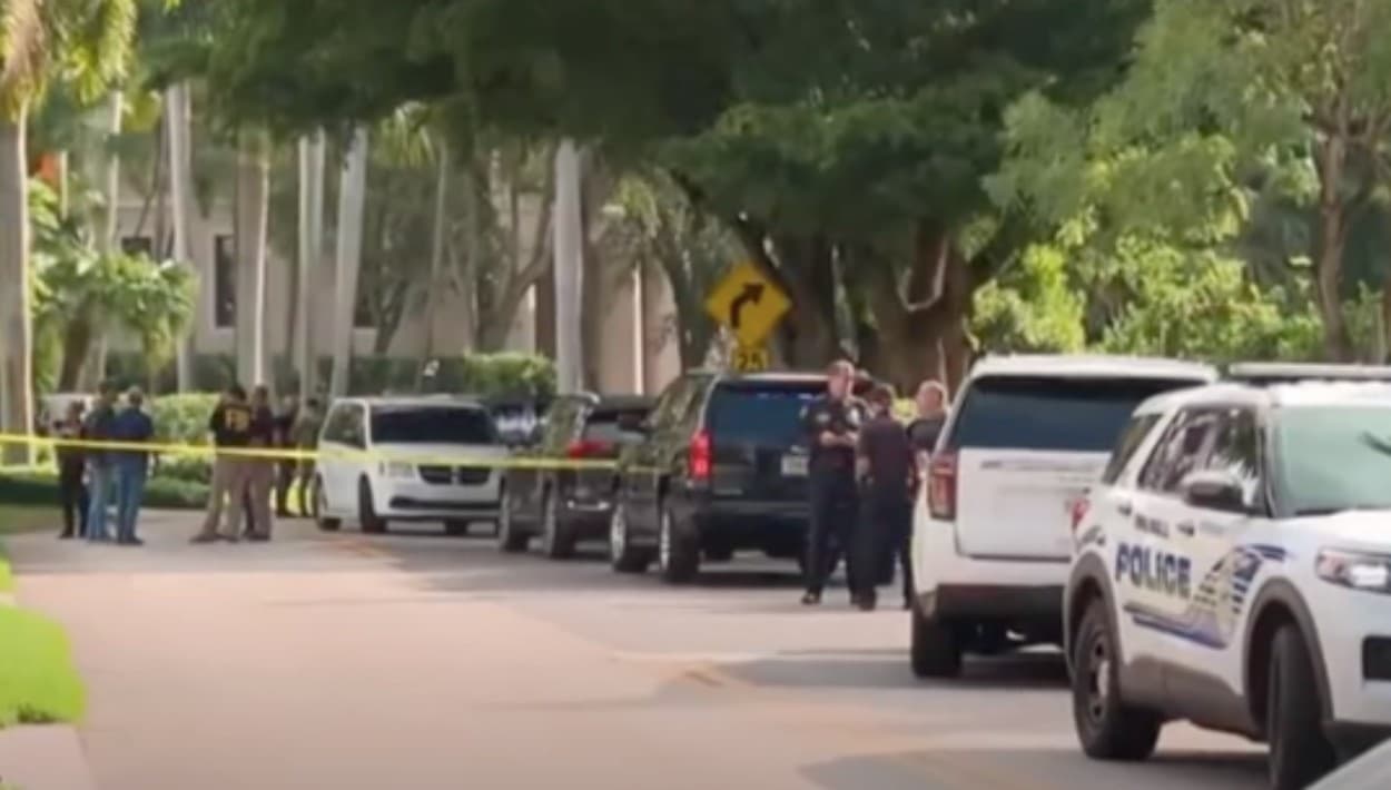 Estando a distancia, comenzó a ser blanco de 
<b>atentados contra su vida</b>. El año pasado, un conductor aceleró para impactar su auto mientras ella llegaba a la casa. Meses después, un individuo la sorprendió y 
<b><a href="https://www.univision.com/local/miami-wltv/choque-de-un-carro-y-acusaciones-de-envenenamiento-lo-que-se-sabe-del-caso-de-divorcio-de-sergio-pino-video" target="_blank">le apuntó con un arma de fuego</a></b>. 
<b>Una de las dos hijas</b> que Tatiana tuvo con Sergio Pino vio al presunto asesino a sueldo, que no la atacó, porque 
<b>no era el "objetivo"</b>.