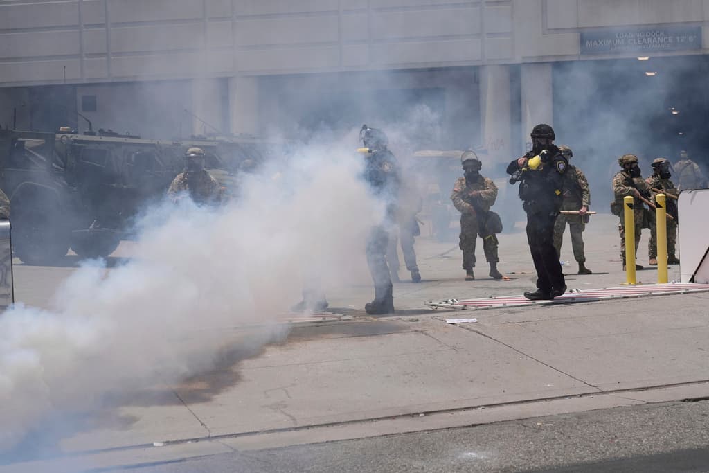 Con una nube de gas lacrimógeno y el apoyo de agentes federales, la Guardia Nacional alejó a los manifestantes de los predios del centro de detención de ICE en Los Ángeles.
