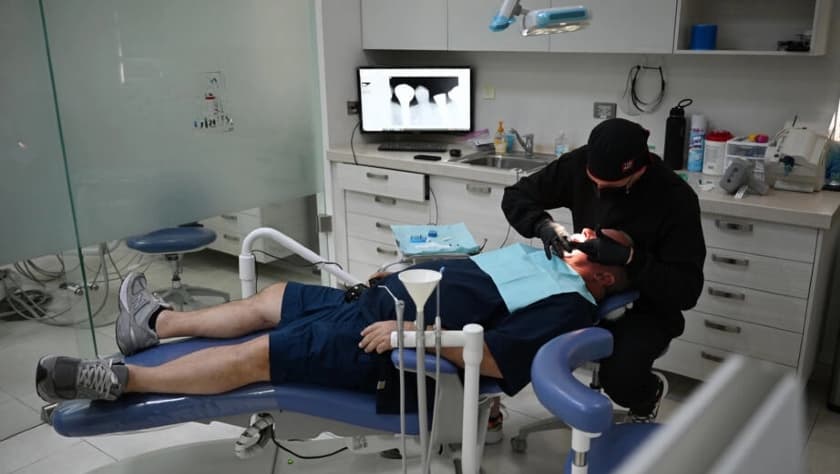 Miguel Herrera, ortodoncista, atiende un paciente estadounidense en la clínica Rubio Dental Group en Los Algodones, la meca odontológica en la frontera de México.