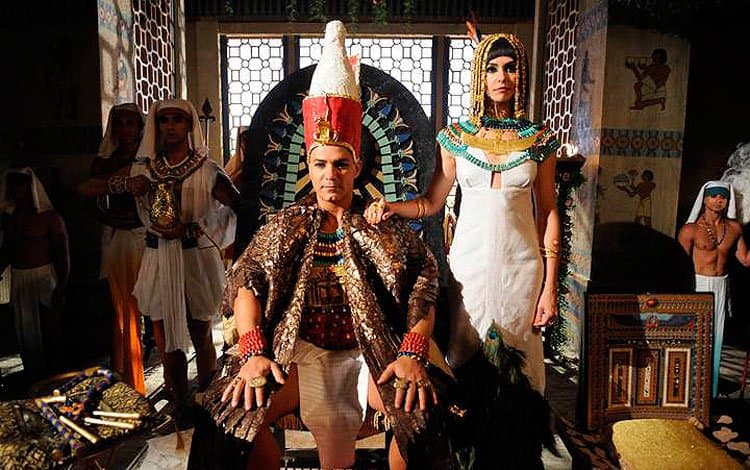 Los tocados altos también eran parte de ellos, aunque estos sólo los usaban los hombres que tenían más poder en el imperio egipcio. Mientras que ellas usaban pelucas vistosas y con algunas trenzas.