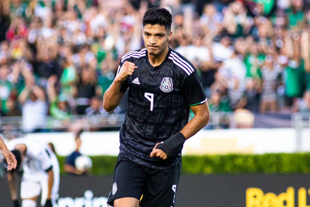 Quitándose la mala racha de no poder marcar con el Tri, así celebró Raúl Jiménez el 2-0 de México.