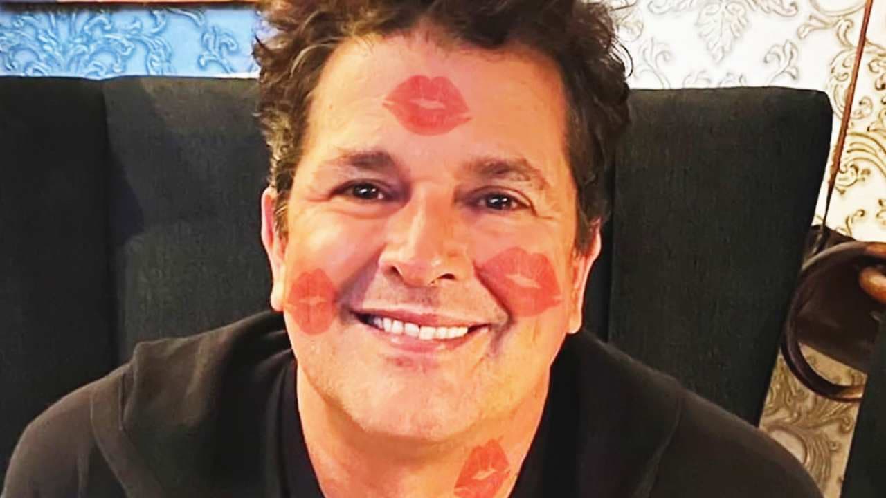 Carlos Vives celebra 30 años de carrera y revela quién está detrás de su eterna juventud