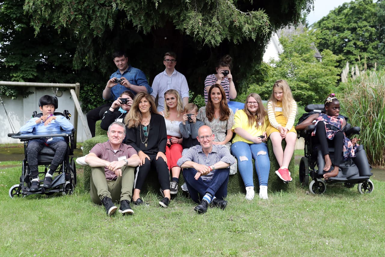 La pasión y gusto de Kate por la fotografía parece que la han heredado dos de sus hijos. Mientras hacía la visita del martes a los talleres de la sociedad, ella habló con Neeve Rees, de 15 años, y con Courtney Moon, de 14, sobre cómo elegir los temas para las fotos, según información recopilada por 
<b><a href="https://www.dailymail.co.uk/femail/article-7182621/Kate-Middleton-reveals-Prince-George-Princess-Charlotte-love-taking-photographs.html" target="_blank">Daily Mail</a></b>.