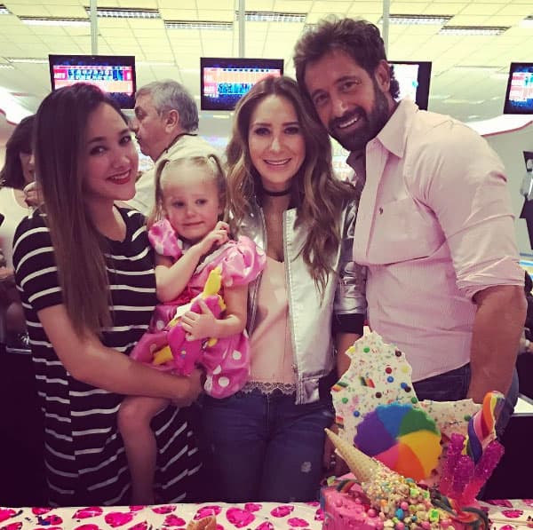"Gracias compadres @geraldinebazan y @gabrielsoto por el privilegio de ser parte de su familia los amo @mirandasbb", escribió Sherlyn en su cuenta de Instagram.