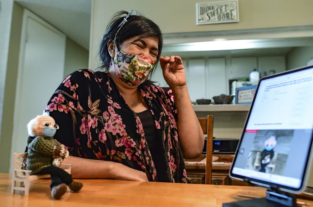 "Es alucinante porque sabía que Bernie era tendencia por esa foto y
<a href="https://apnews.com/article/bernie-sanders-media-fashion-social-media-texas-7a704531e6fd5d5bb3a8aae5f7a98710" target="_blank">ya tenía un patrón de Bernie y un muñeco de Bernie</a>. Así que fui a buscarlo y lo modifiqué rápidamente", dijo su creadora, entrevistada por la agencia AP. "Las manoplas no son tan difíciles, es sólo un poco de cambio de color, una puntada especial", añadió King, que vive en Corpus Christi, Texas.