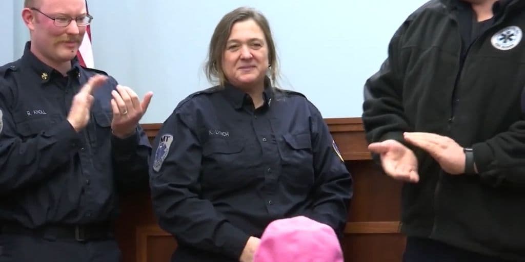 La técnico de emergencias, Kris Lynch estuvo ayudando en el parto.