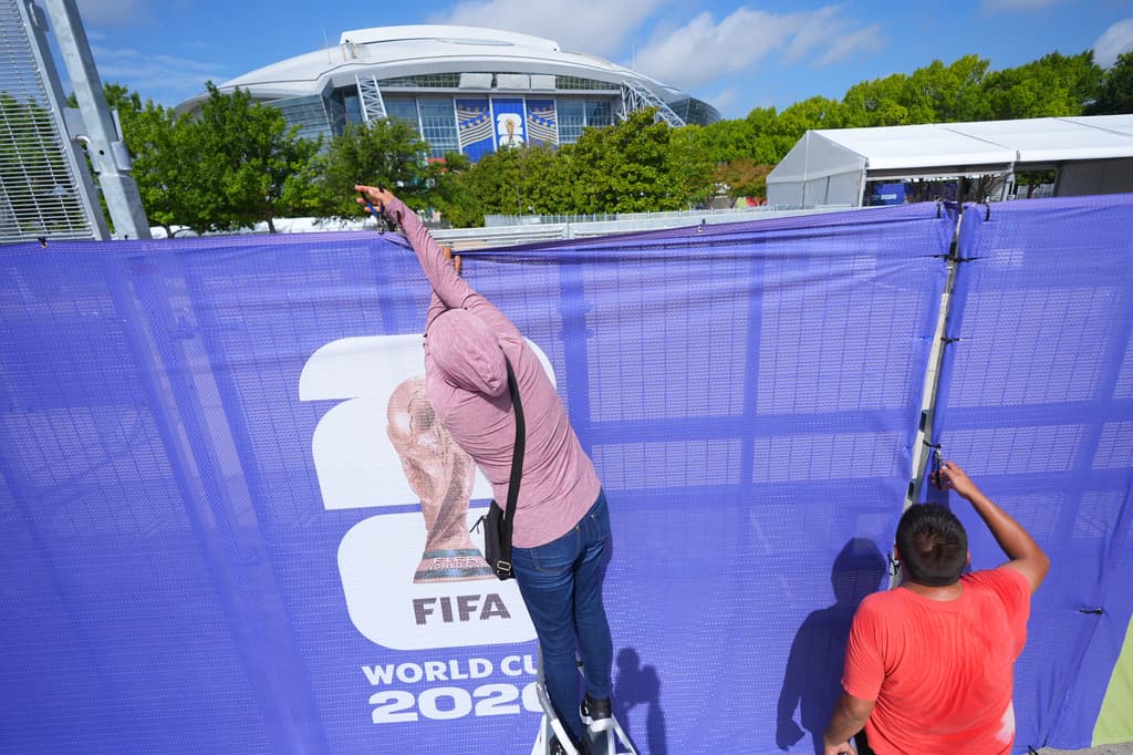 Alberto Suchelm, a la izquierda, y Diego Gaytán removían el miércoles 15 de julio parte del material con el cual fue cubierto el AT&T Stadium durante la celebración del Mundial de Fútbol.
<br>
<br>Aunque la competencia aún no terminaba, en el estadio localizado en la ciudad de Arlington ya no se realizará ningún otro partido.