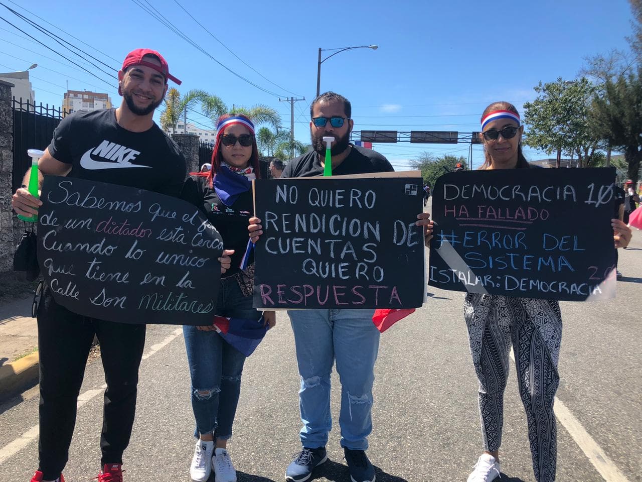 De izquierda a derecha:
<br>1) "Sabemos que el fin de un dictador está cerca cuando lo único que tiene en la calle son militares"
<br>2) "No quiero Rendición de cuentas, quiero respuestas"
<br>3) "Democracia ha fallado #ErrorDelSistema Instalar: Democracia"