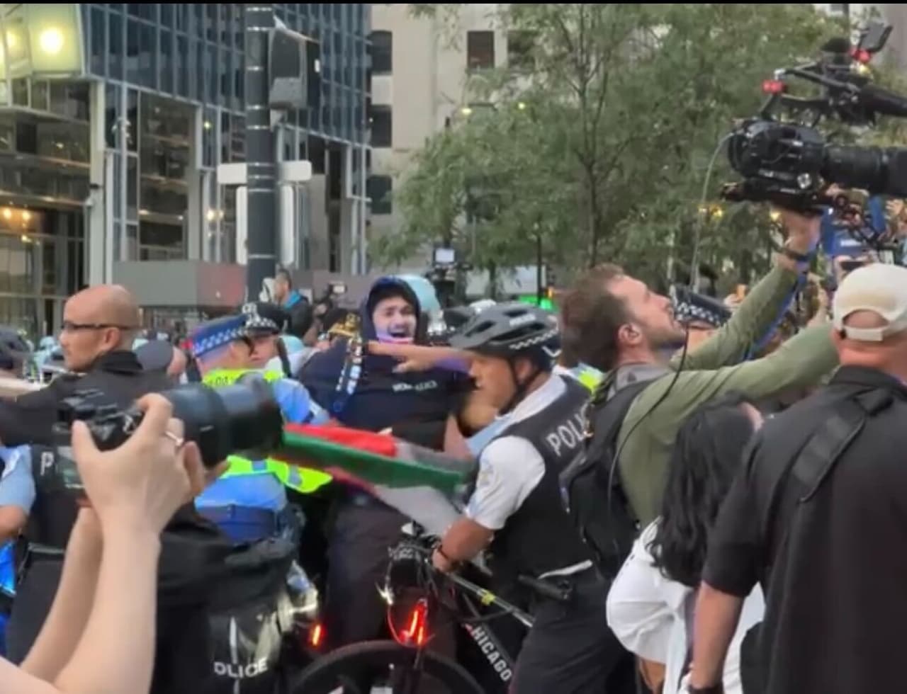 Durante los cuatro días que duró la Convención Nacional Demócrata, se realizaron varias protestas en los alrededores de la sede. Algunas de ellas se tornaron violentas, pero la mayoría transcurrieron de forma pacífica.