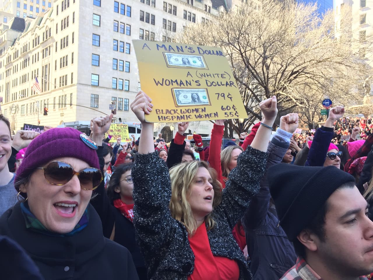 La igualdad salarial, que le haga justicia a las mujeres en general y en particular a las minorías, no se ausentó de los reclamos de los manifestantes que se congregaron en el Central Park.