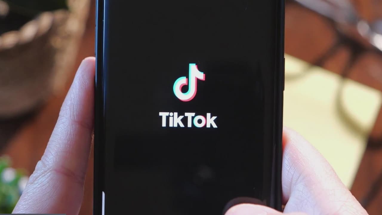 Los filtros en redes sociales como TikTok pueden traer efectos negativos en los jóvenes: expertos