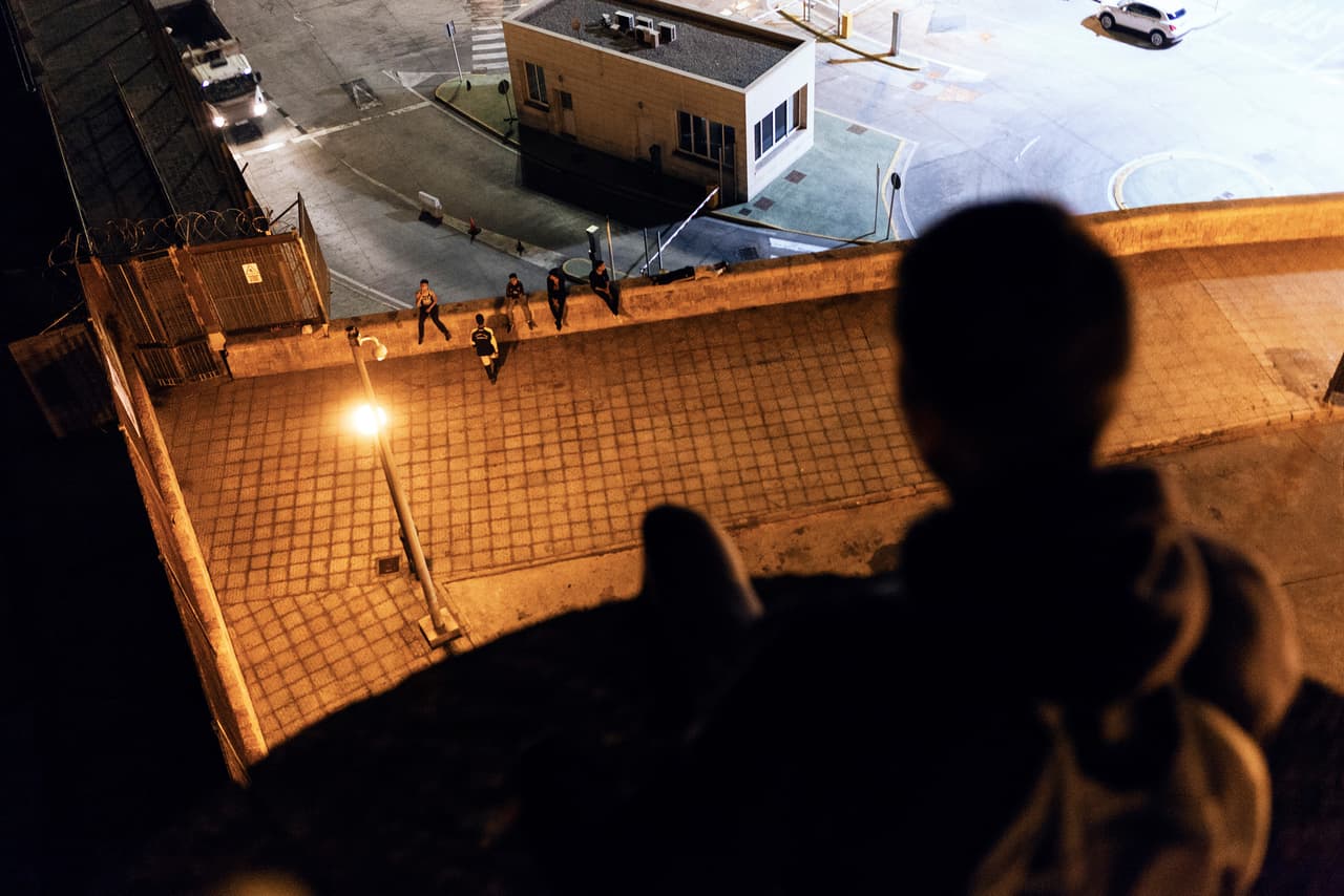 Las condiciones de lugares como La Purísima y la dificultad que tienen los menores para poder recibir su permiso de residencia hacen que, finalmente, decidan vivir en la calle. En Melilla, hay entre 100 y 150 que eligieron escapar de su centro de acogida y vivir cerca del puerto.