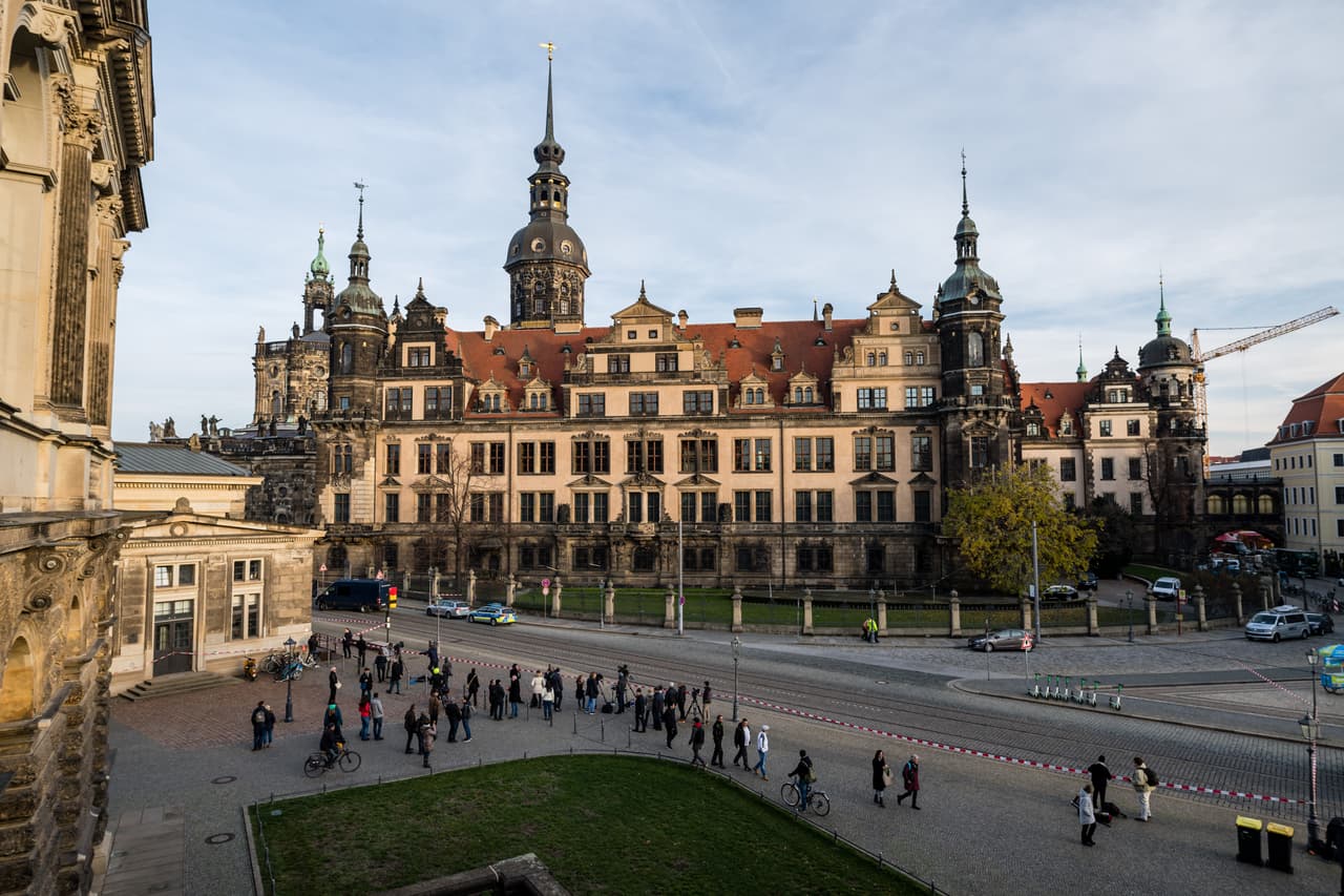 Autoridades y reporteros frente al palacio Residenzschloss, que alberga la Bóveda Verde de Dresde. El museo tiene salas dedicadas a tesoros como joyas, marfil, oro y ámbar, entre otros objetos
<br>