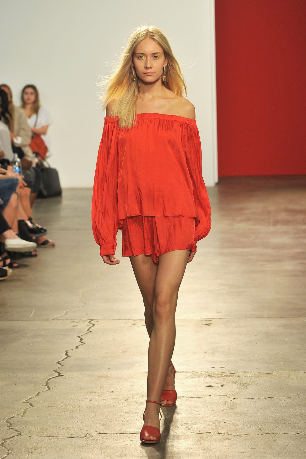 El corte ´top bardon´ regresará para la primera-verano 2016. ¡Hombros al aire!