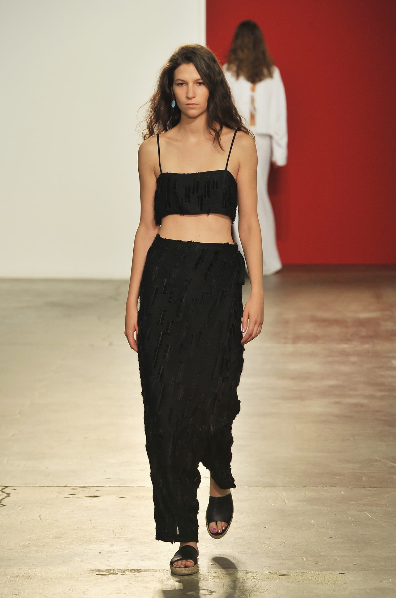 Por su parte la marca Creatures of Comfort sigue amando los croptops con nuevos diseños junto con los colores ocres.